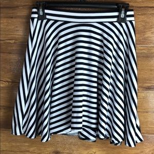 Guess women’s black and white mini skirt size: XS